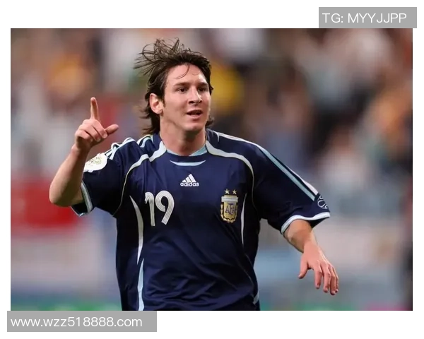 梅西足球明星海报展现无与伦比的球技与魅力，激励无数年轻球员追梦之旅